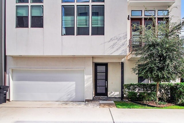 2205 Colorado St, Houston, TX 77007 - view of front of house featuring an attached garage, stucco siding, and driveway