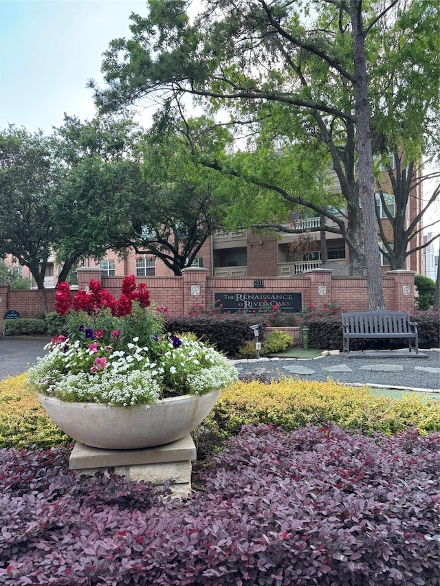 2111 Welch St Unit A307, Houston, TX 77019 - view of yard