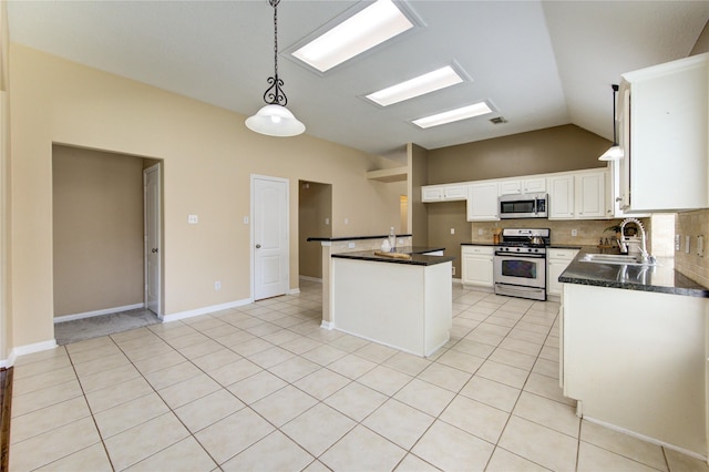 1826 Oak Lodge Dr, Pearland, TX 77581 - kitchen with stainless steel appliances, a sink, dark countertops, vaulted ceiling, and backsplash
