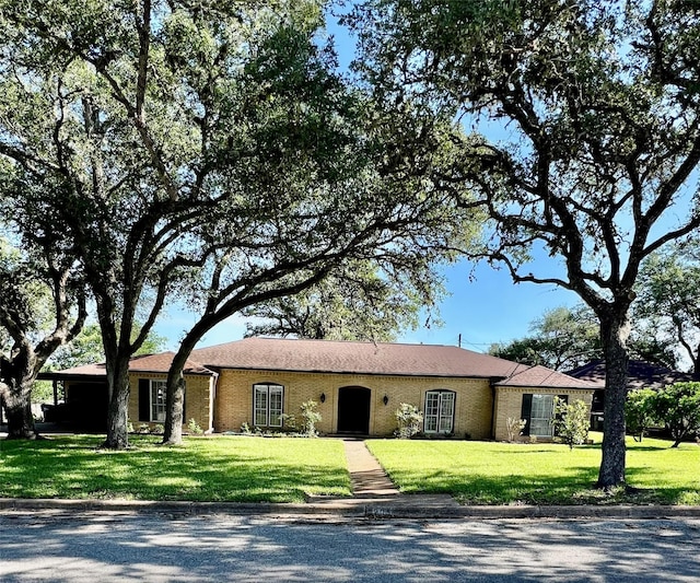 205 Cathy Dr, Hallettsville, TX 77964 - ranch-style home with a front lawn
