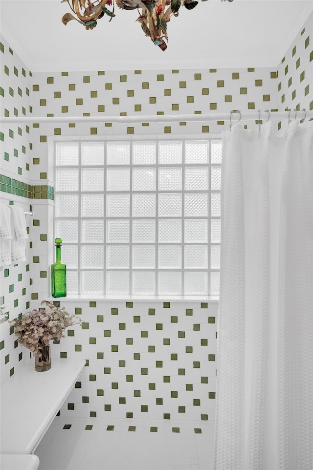 418 Byrne St, Houston, TX 77009 - bathroom with a shower with shower curtain