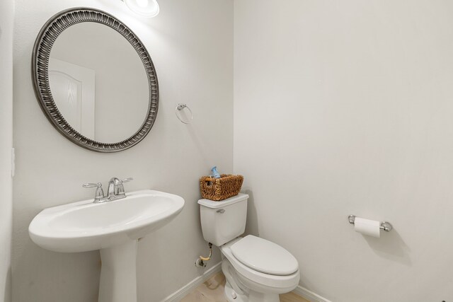 2107 Pearl Bay Ct, Pearland, TX 77584 - half bath with toilet and baseboards