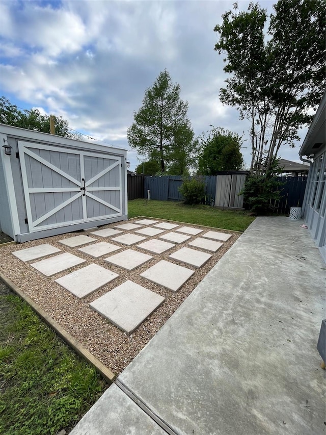 2519 Bradburn Hill Ln, Houston, TX 77014 - view of yard featuring a patio area