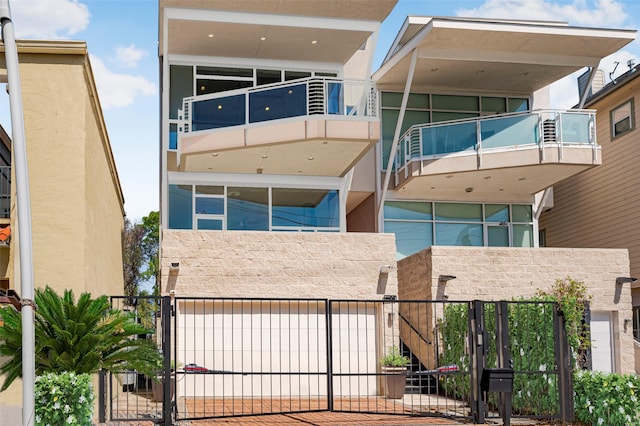 1804 N Memorial Way Unit B, Houston, TX 77007 - view of property with an attached garage and a fenced front yard