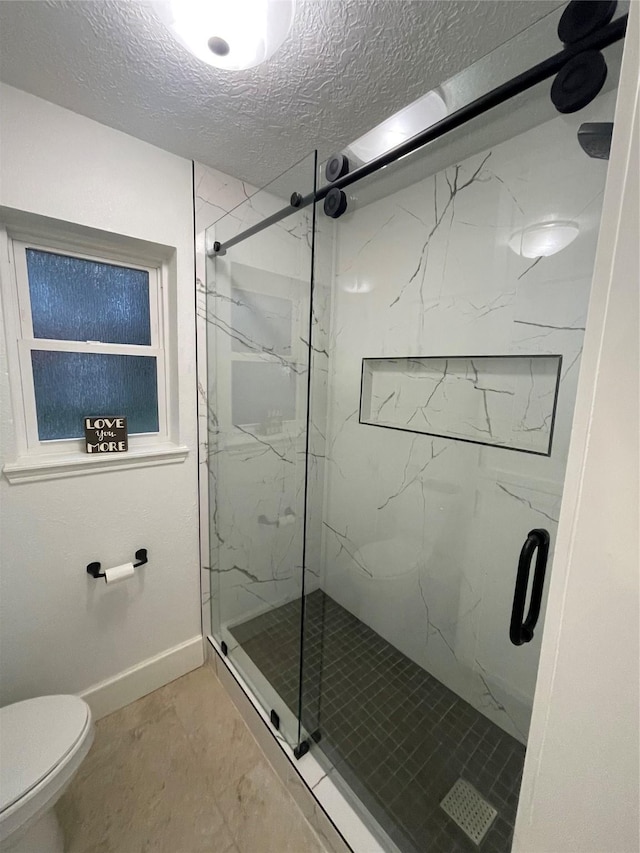 13537 Laramie Trl, Montgomery, TX 77316 - full bathroom with a marble finish shower, toilet, baseboards, and a textured ceiling