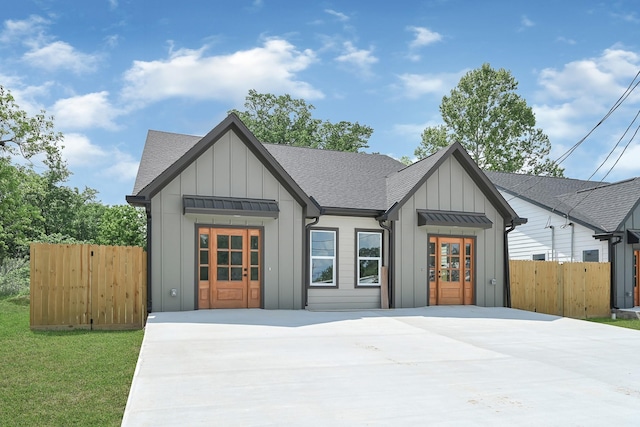 206 S 4th St, Conroe, TX 77301 - modern inspired farmhouse featuring board and batten siding, a shingled roof, and fence