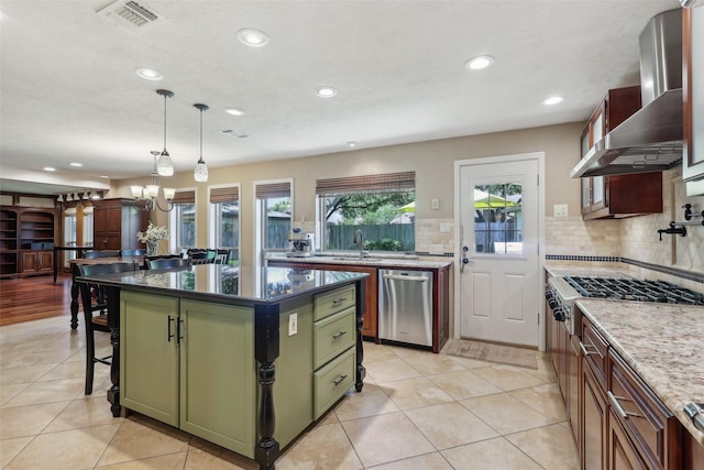 kitchen featuring green cabinetry, recessed lighting, a chandelier, a breakfast bar area, and backsplash