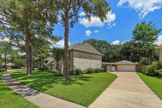 view of front facade with concrete driveway