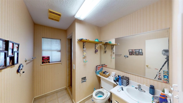 19115 Shay Ln, Humble, TX 77346 - bathroom featuring a textured ceiling, baseboards, wallpapered walls, tile patterned floors, and toilet