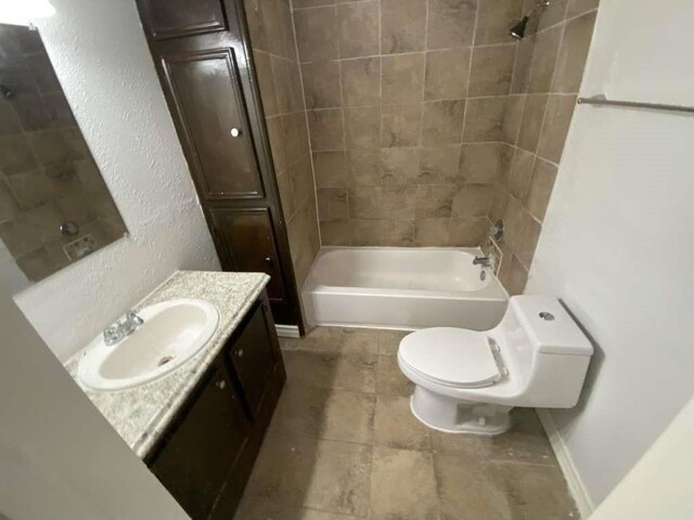 7015 Boyce St, Houston, TX 77020 - full bath featuring  shower combination, toilet, vanity, and a textured wall