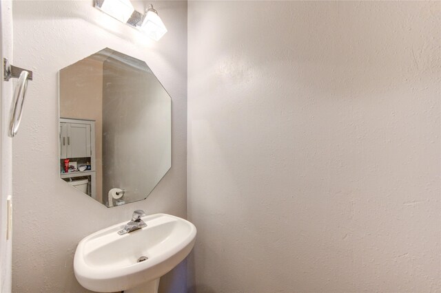 1635 Pebble Banks, Pasadena, TX 77586 - bathroom featuring a sink