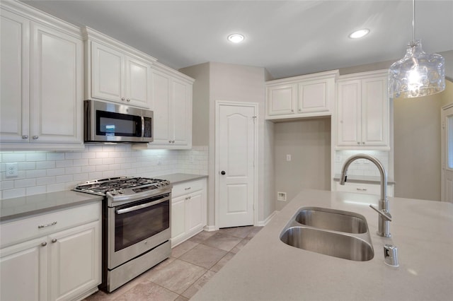 19219 S Cottonwood Green Ln, Cypress, TX 77433 - kitchen with stainless steel appliances, a sink, white cabinets, decorative backsplash, and recessed lighting
