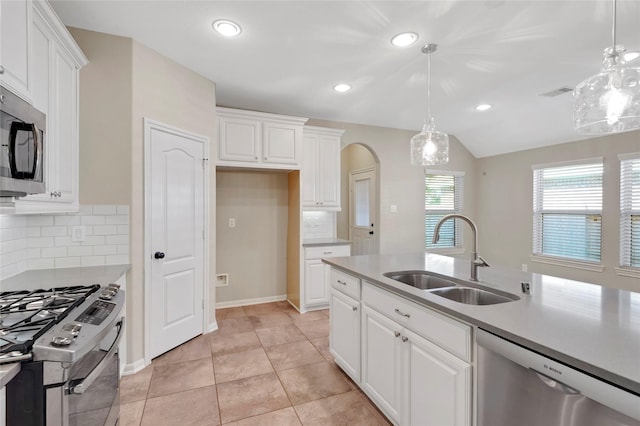 19219 S Cottonwood Green Ln, Cypress, TX 77433 - kitchen featuring stainless steel appliances, a sink, decorative backsplash, light countertops, and pendant lighting