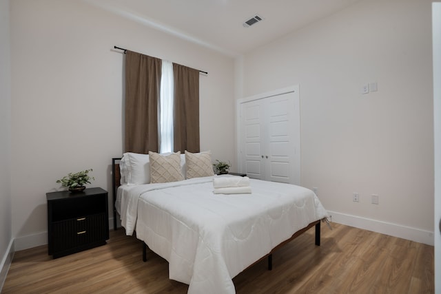 7612 Ave L, Houston, TX 77012 - bedroom featuring wood finished floors and baseboards