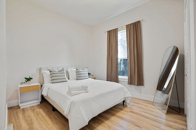 7612 Ave L, Houston, TX 77012 - bedroom with light wood-style floors and baseboards