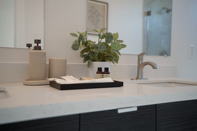 7612 Ave L, Houston, TX 77012 - bathroom featuring vanity