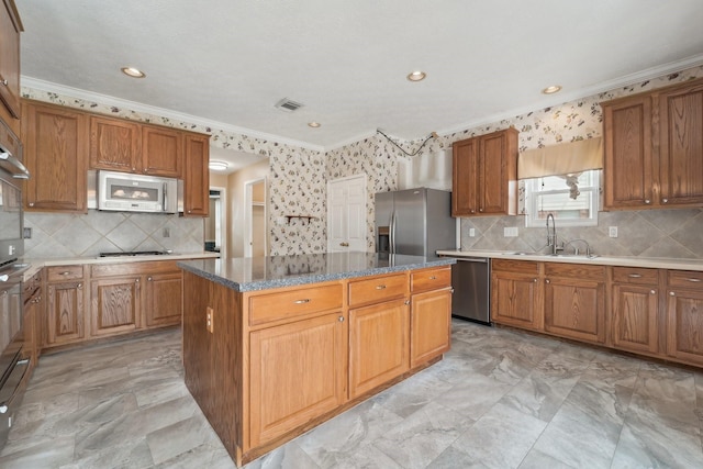 2422 Acadiana Ln, Seabrook, TX 77586 - kitchen with stainless steel appliances, a sink, crown molding, a center island, and backsplash
