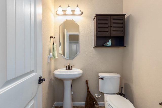 18107 Banpo Ct, Houston, TX 77044 - half bath featuring toilet