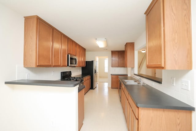 2202 Sugar Hill Dr, Deer Park, TX 77536 - kitchen featuring stainless steel appliances, a peninsula, tasteful backsplash, and dark countertops