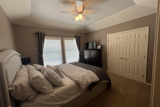 bedroom featuring carpet flooring, a textured ceiling, a closet, and a ceiling fan