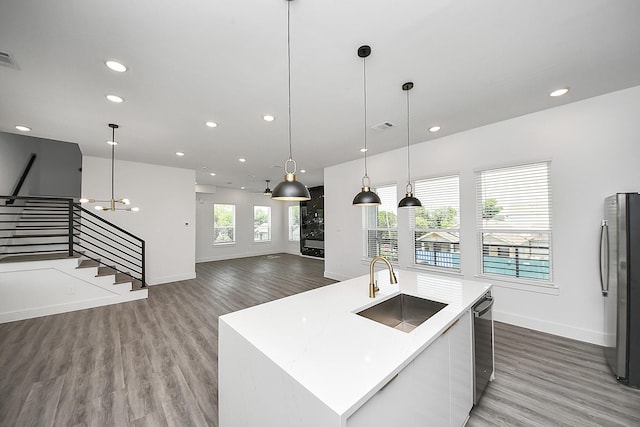 kitchen featuring a sink, appliances with stainless steel finishes, recessed lighting, light wood-style floors, and modern cabinets