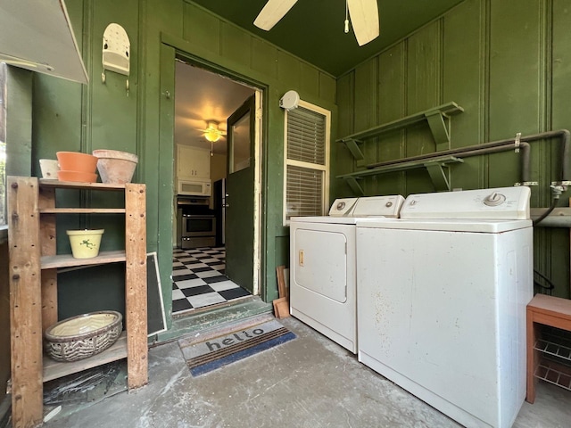 laundry room featuring independent washer and dryer and a ceiling fan