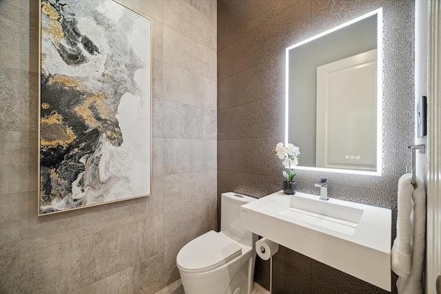 22 Berenger Pl, Sugar Land, TX 77479 - bathroom with toilet, a sink, and tile walls
