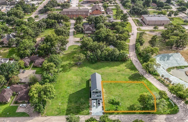 200 Quaker Dr, Friendswood, TX 77546 - photo 1