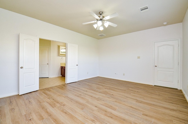 unfurnished room featuring light wood-style floors, a ceiling fan, and baseboards