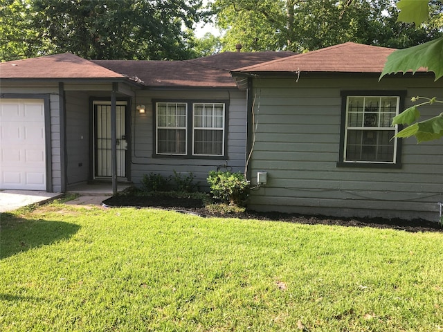 ranch-style house featuring a front yard