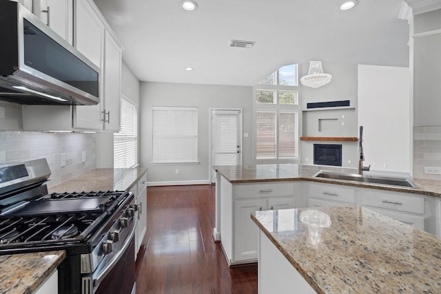 12506 Emerald Springs Dr, Pearland, TX 77584 - kitchen featuring stainless steel appliances, a sink, a peninsula, white cabinetry, and recessed lighting