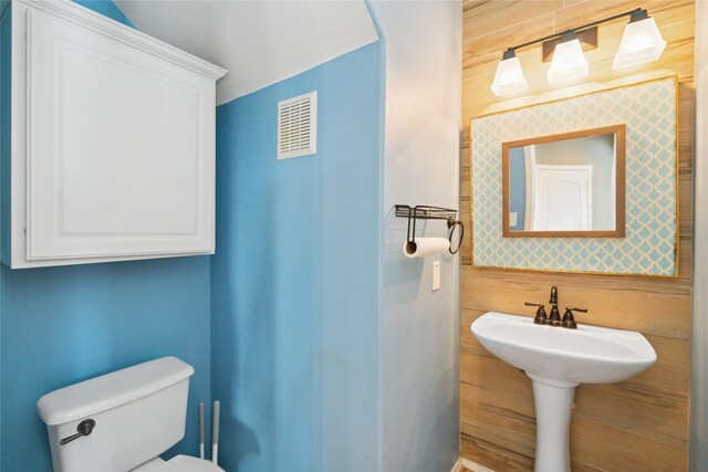 2505 Cypress Springs Ct, Pearland, TX 77584 - bathroom featuring toilet