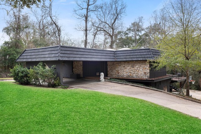 827 Magnolia St, Livingston, TX 77351 - view of outdoor structure featuring concrete driveway and a carport