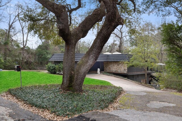 827 Magnolia St, Livingston, TX 77351 - view of front of house with a front lawn and stone siding