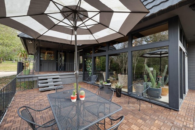 827 Magnolia St, Livingston, TX 77351 - view of patio / terrace
