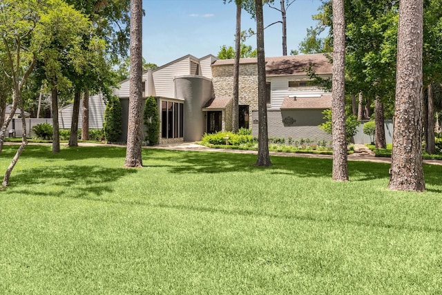 view of front of house with a front lawn