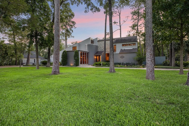 view of front of property featuring a front lawn