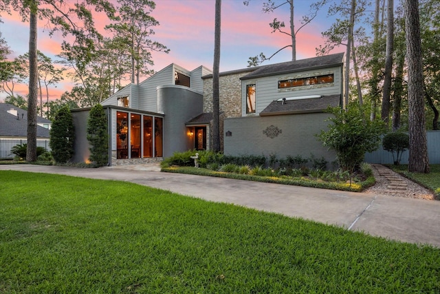 view of front of home with a front lawn and brick siding