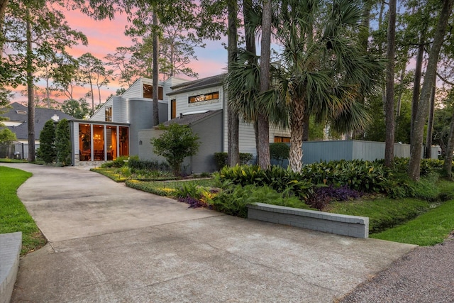 view of front facade with driveway