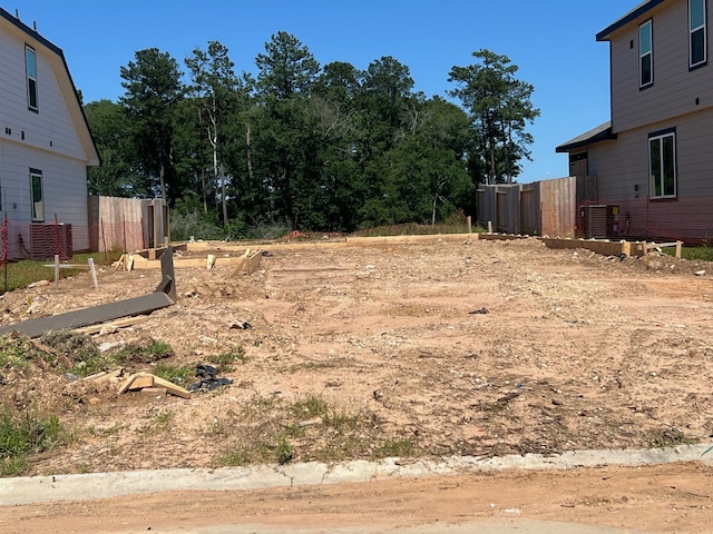 2339 E Chunk Dr, Conroe, TX 77301 - view of yard featuring fence