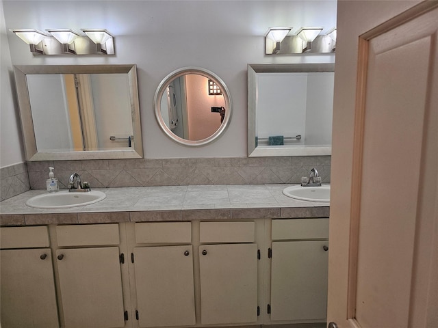 1100 Augusta Dr Unit 42, Houston, TX 77057 - full bath with double vanity and backsplash
