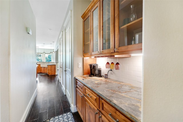 5523 Harvest Oak Landing Dr, Spring, TX 77386 - bar with backsplash, dark wood-type flooring, and baseboards