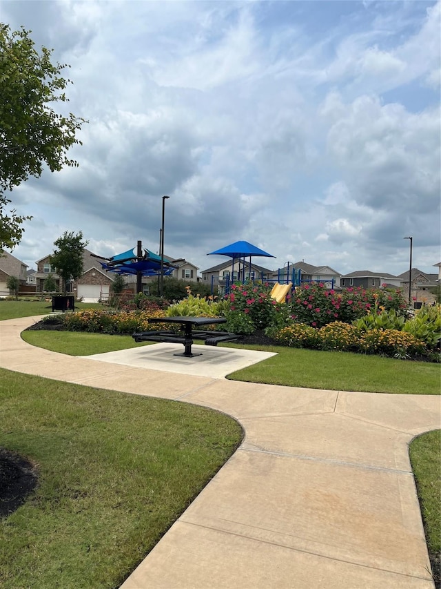 10906 Granite Chief Dr, Rosharon, TX 77583 - surrounding community with a lawn and a residential view