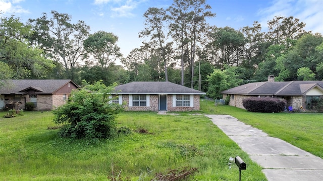 1204 Crescent Blvd, Cleveland, TX 77327 - ranch-style home featuring a front lawn and brick siding