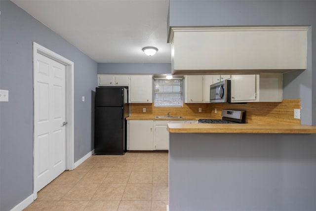 1204 Crescent Blvd, Cleveland, TX 77327 - kitchen with stainless steel appliances, a sink, backsplash, light countertops, and a peninsula
