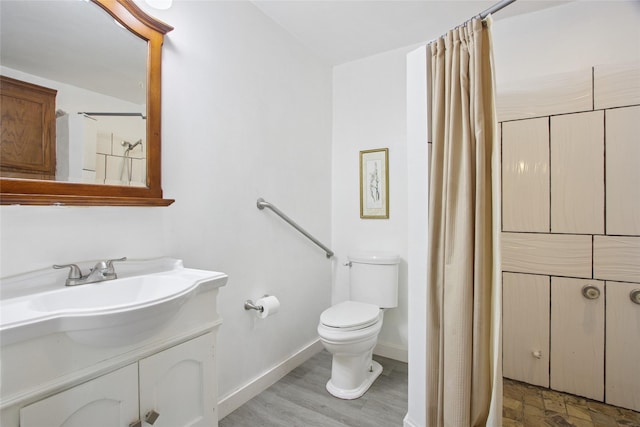 1110 Cheshire Ln, Houston, TX 77018 - full bath featuring toilet, a shower with curtain, baseboards, and vanity