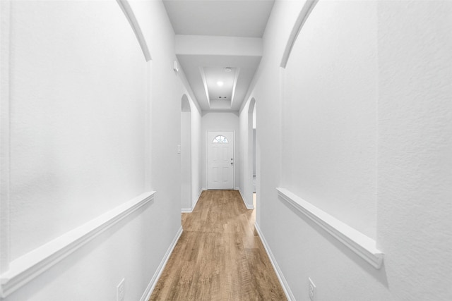 6186 White Oak Leaf Loop, Conroe, TX 77303 - hall featuring arched walkways, wood finished floors, baseboards, and recessed lighting