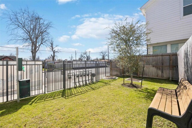 1013 Erin St Unit A, Houston, TX 77009 - view of yard