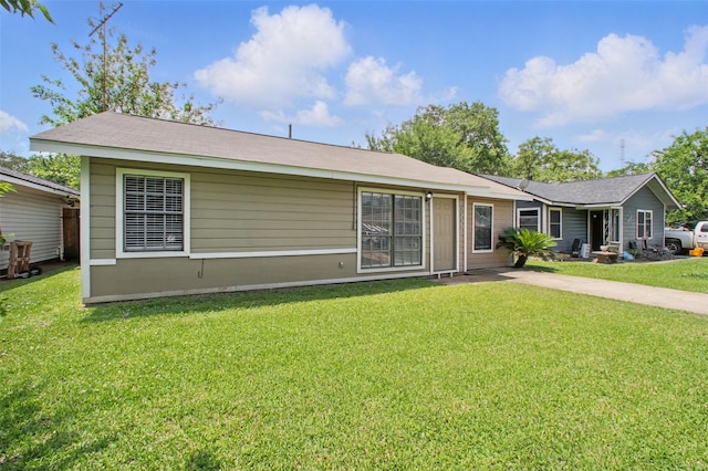 3221 Texas Ave, Texas City, TX 77590 - view of front facade with a front yard