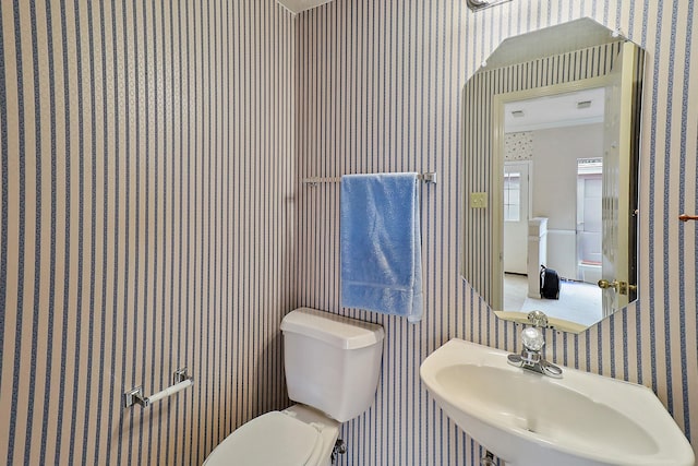 1383 El Camino Village Dr, Webster, TX 77058 - half bath featuring wallpapered walls, a sink, and toilet